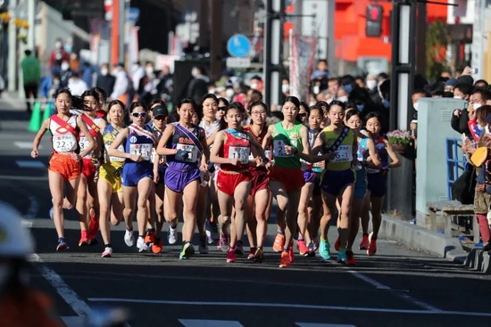 今天早上，日本富士山女子駅伝开跑，总长度43.4KM，分为7个区，名城大学以2小时22分24秒，实现了赛事的四连冠。